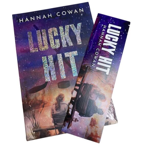 01 Beyond the Pages Box LUCKY HIT Hannah Cowen SEALED Signed w/Foil Cover - Picture 1 of 2